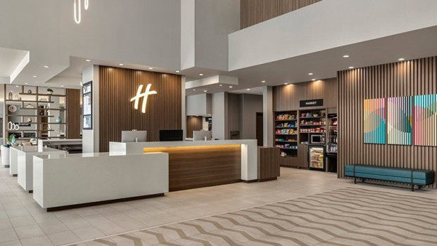 ep holiday inn inaugura en denver su primer hotel con nuevo diseno de lobby