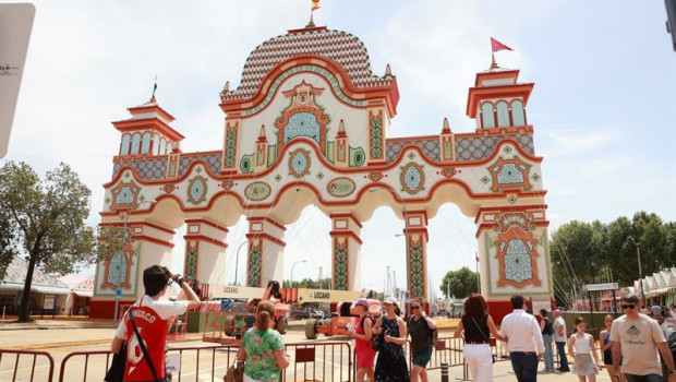 ep imagen de archivo de la portada del real de la feria de sevilla