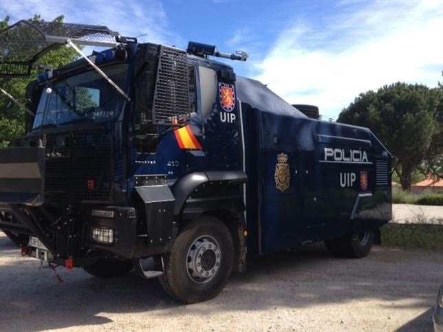 ep imagen del camion lanza agua de la policia nacional