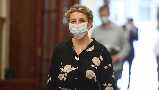 ep la ministra de trabajo y economia social yolanda diaz protegida con mascarilla a su llegada al