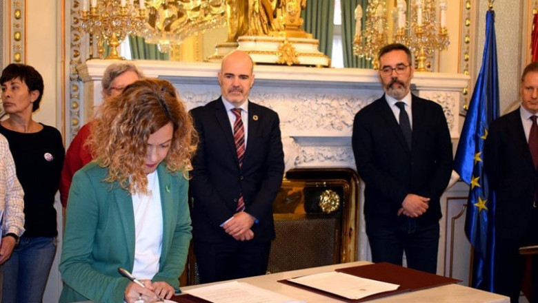La ministra de Política Territorial, Meritxell Batet, firma con los sindicatos el IV Convenio Único para el personal laboral de la Administración en la sede del Ministerio. | MINISTERIO DE POLÍTICA TERRITORIAL - Archivo ep la ministrapolitica territorial meritxell batet firmalos sindicatosiv convenio unicopersonal laboralla administracionla sedeministerio