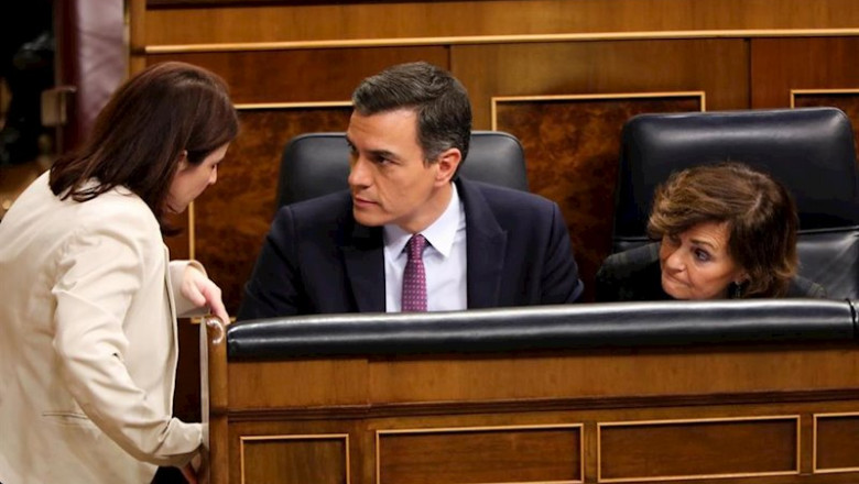 La portavoz del PSOE en el Congreso de los Diputados, Adriana Lastra (i), habla con el presidente en funciones, Pedro Sánchez. | Jesús Hellín - Europa Press ep la portavoz del psoe en el congreso de los diputados adriana lastra i habla con el presidente en