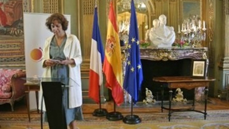 La secretaria de Estado de la España Global, Irene Lozano, junto a la mesa en la que Manuel Azaña firmó su renuncia como presidente de la Segunda República, en la Embajada de España en París. | TWITTER ESPAÑA GLOBAL ep la secretaria de estado de la espana global irene lozano junto a la mesa en la que manuel azana