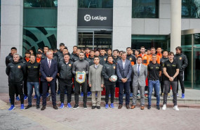 ep laliga recibe en su sede al wuhan zall fc el club de futbol de la ciudad china que se encuentra
