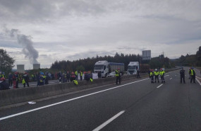ep los operarios de endesa en as pontes cortan la autovia ag 64 que une ferrol y vilalba para
