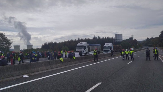 ep los operarios de endesa en as pontes cortan la autovia ag 64 que une ferrol y vilalba para