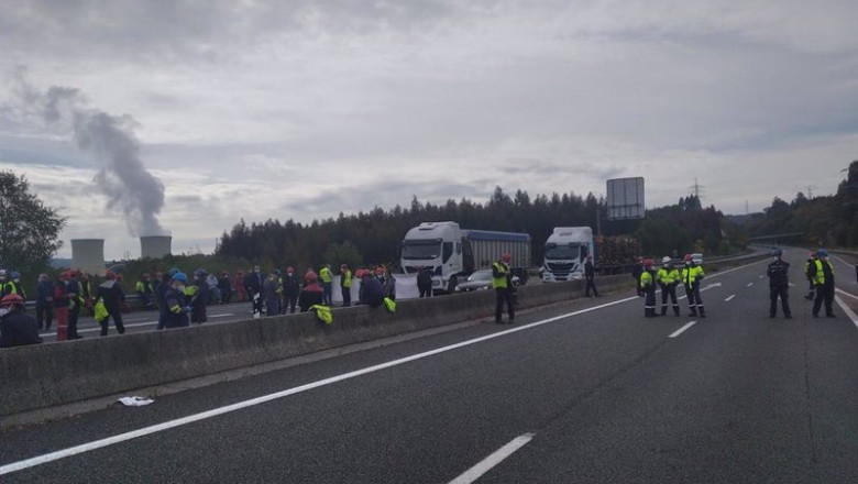 ep los operarios de endesa en as pontes cortan la autovia ag 64 que une ferrol y vilalba para ep los operarios de endesa en as pontes cortan la autovia ag 64 que une ferrol y vilalba para