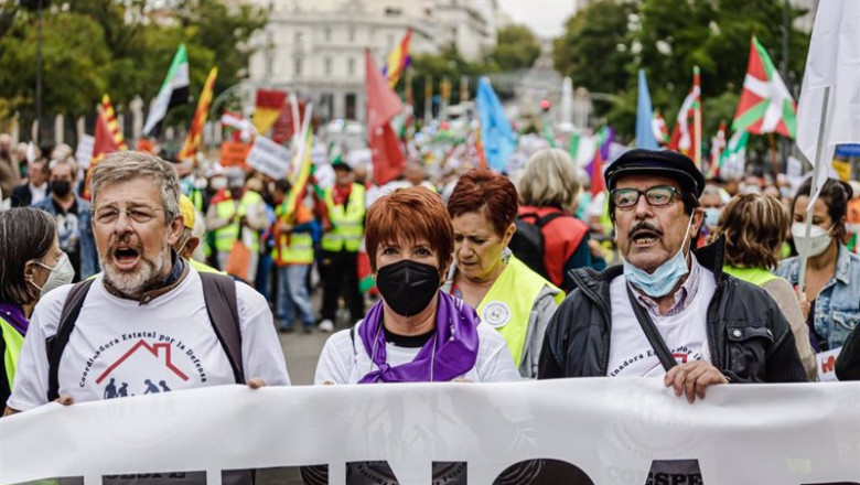 Los portavoces nacionales de COESPE ESTATAL, Ramón Franquesa; Conchita Ribera y Ciriaco García, encabezan la concentración de pensionistas por el centro de Madrid, a 16 de octubre de 2021, en Madrid, (España). | Carlos Luján - Europa Press ep los portavoces nacionales de coespe estatal ramon franquesa conchita ribera y ciriaco garcia