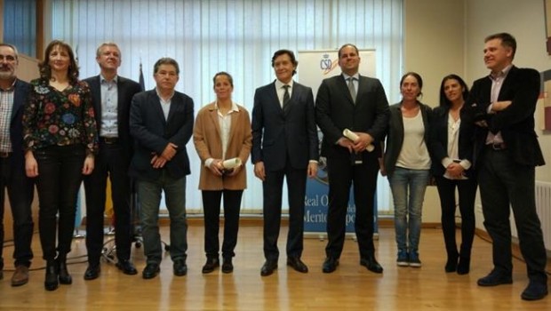 ep lourdes dominguezdavid gomez recibenmedallabroncemerito deportivo