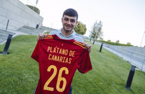 ep pedri con la camiseta de platano de canarias