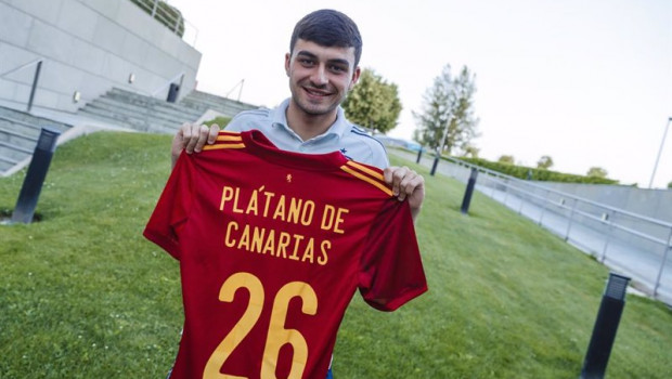 ep pedri con la camiseta de platano de canarias