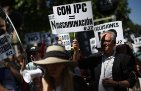 ep persona porta pancarta con lema con ipc discriminacion durante una manifestacion para exigir al ep persona porta pancarta con lema con ipc discriminacion durante una manifestacion para exigir al