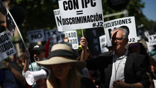 ep persona porta pancarta con lema con ipc discriminacion durante una manifestacion para exigir al