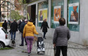 ep personas en fila guardan su turno para entrar en una oficina de bankia a 1 de abril de 2020