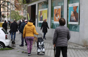 ep personas en fila guardan su turno para entrar en una oficina de bankia a 1 de abril de 2020