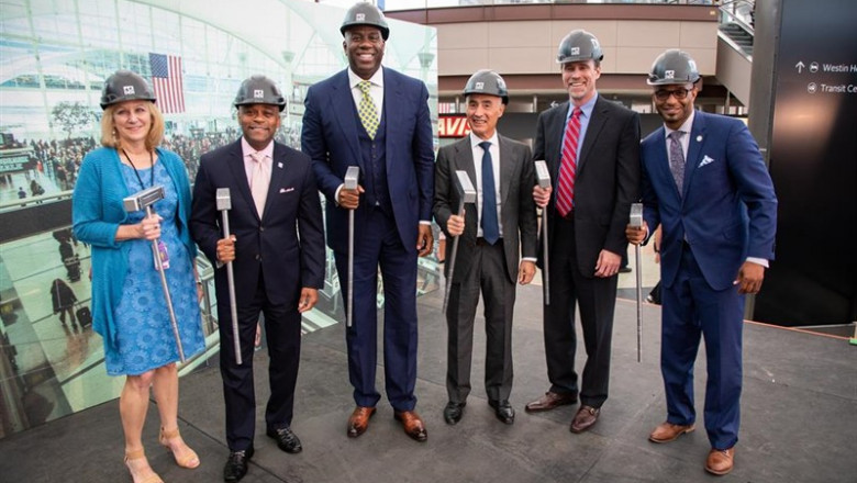 Rafael del Pino y Magic Johnson en el inicio de obras del aeropuerto de Denver | FERROVIAL - Archivo ep rafaelpinomagic johnsoninicioobrasaeropuertodenver 20190814134120