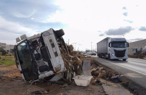 ep un camion volcado tras el paso de la dana en las inmediaciones del poligono de la reva a 8 de