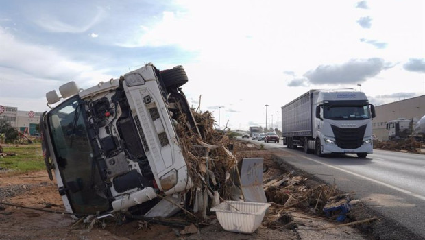 ep un camion volcado tras el paso de la dana en las inmediaciones del poligono de la reva a 8 de