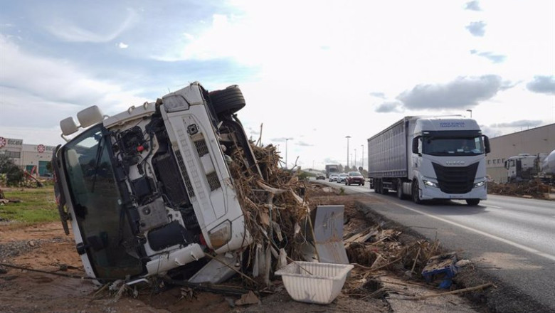 ep un camion volcado tras el paso de la dana en las inmediaciones del poligono de la reva a 8 de ep un camion volcado tras el paso de la dana en las inmediaciones del poligono de la reva a 8 de