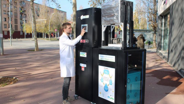 ep un cientifico usa un electrolizador reversible para generar hidrogeno
