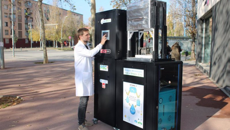 Un científico usa un electrolizador reversible para generar hidrógeno. | IREC ep un cientifico usa un electrolizador reversible para generar hidrogeno