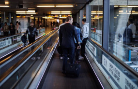 ep un piloto de avion en una rampa mecanica de la terminal t4 del aeropuerto de adolfo suarez madrid