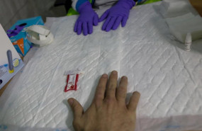 ep un sanitario del summa se hace el test para diagnosticar el covid-19 durante un dia de trabajo