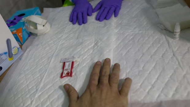 ep un sanitario del summa se hace el test para diagnosticar el covid-19 durante un dia de trabajo