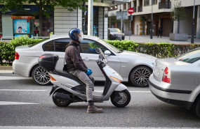 ep una moto en la avenida baja de navarra un dia despues de que el gobierno anunciara las medidas de