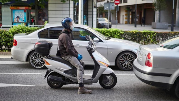 ep una moto en la avenida baja de navarra un dia despues de que el gobierno anunciara las medidas de