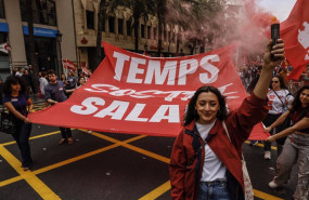 ep una mujer durante la manifestacion por el dia del trabajador a 1 de mayo de 2025 en valencia