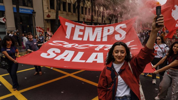 ep una mujer durante la manifestacion por el dia del trabajador a 1 de mayo de 2025 en valencia ep una mujer durante la manifestacion por el dia del trabajador a 1 de mayo de 2025 en valencia