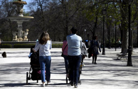 ep varias familias aprovechan el primer dia sin colegio por el coronavirus para pasear por el parque