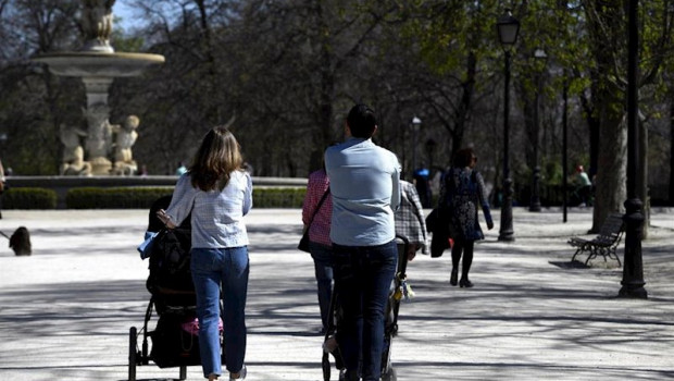 ep varias familias aprovechan el primer dia sin colegio por el coronavirus para pasear por el parque