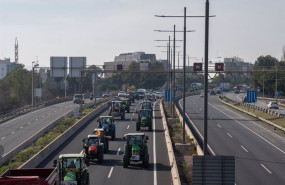 ep varios tractores de agricultores se dirigen a la avenida diagonal en barcelona