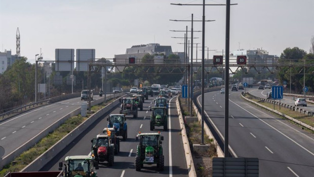 ep varios tractores de agricultores se dirigen a la avenida diagonal en barcelona