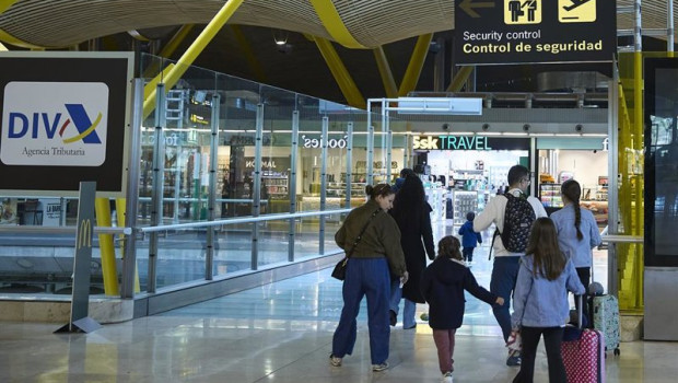 ep viajeros en la terminal t4 del aeropuerto adolfo suarez madrid barajas a 30 de marzo de 2026 en