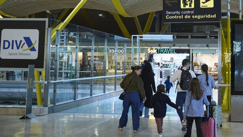 ep viajeros en la terminal t4 del aeropuerto adolfo suarez madrid barajas a 30 de marzo de 2026 en