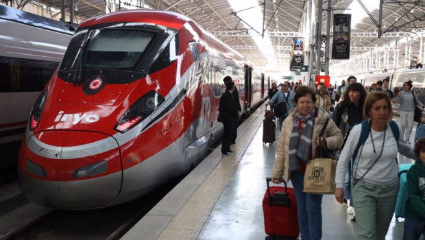 ep viajeros llegan del tren de alta velocidad iryo a la estacion maria zambrano
