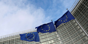 des drapeaux de l union europeenne flottent devant la commission europeenne a bruxelles 20250721173238 