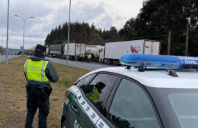 ep agentes de la guardia civil supervisan la circulacion de mercancias en curtis a coruna