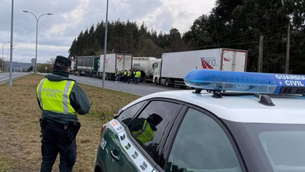 ep agentes de la guardia civil supervisan la circulacion de mercancias en curtis a coruna