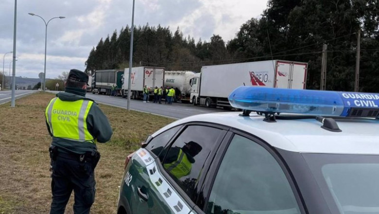 ep agentes de la guardia civil supervisan la circulacion de mercancias en curtis a coruna