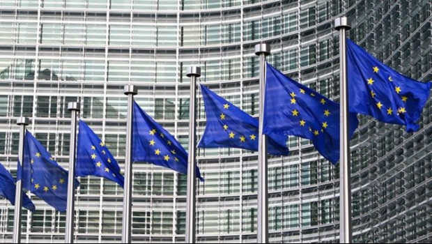 ep archivo   banderas de la ue en el edificio berlaymont sede de la comision europea