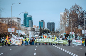 ep archivo   decenas de personas durante una nueva jornada de protestas de agricultores y ganaderos