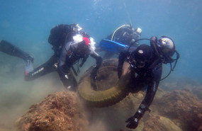 ep archivo   dos buceadores limpian fondos marinos rueda residuos
