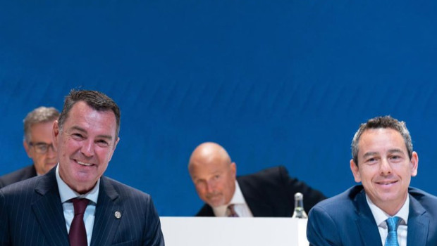 ep archivo   el ceo de grifols nacho abia i y el consejero victor grifols deu d durante la junta