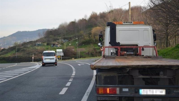 ep archivo   grua en la autopista