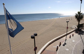 ep archivo playa con bandera azul ep archivo playa con bandera azul