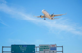 ep archivo   un avion de vueling se dispone a aterrizar en el aeropuerto de sevilla imagen de